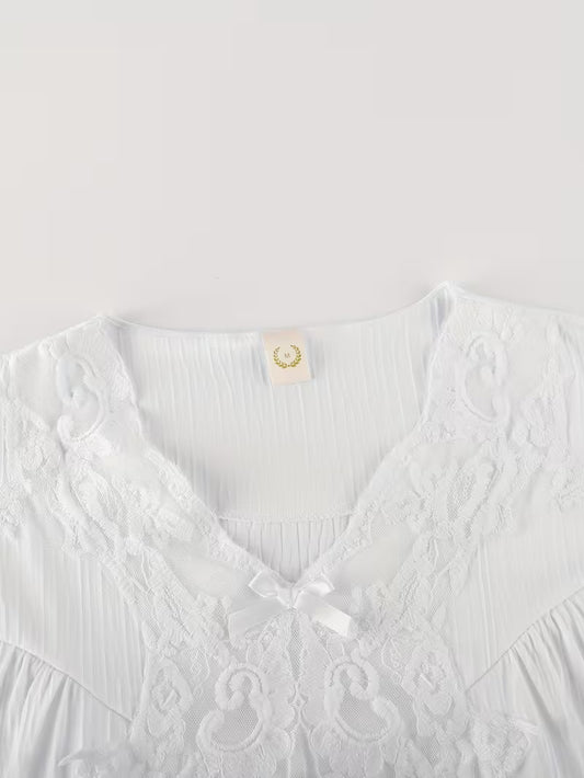 A Single French Court V-Neck Lace-Trimmed Princess Nightgown - a Solid White, Long-Sleeved, Flowing Garment That Is Cozy Enough for Home Wear, Suitable for All Seasons, This Luxurious Adult Nightgown Features Elegant Long Sleeves And Lace