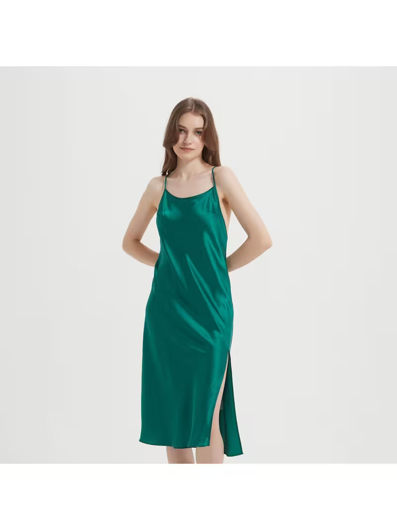 100% Mulberry with Glossy Satin End. Thin Straps And Side Split Design Bring Elegant Drape. Smooth Breathable Fabric Ensures Comfy Sleep